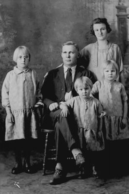 Kovanen Kalle & Tyyne (LAAKSO) with children (left to right) Helmi, Aili, and Lilja. Sudbury, circa 1925  .
